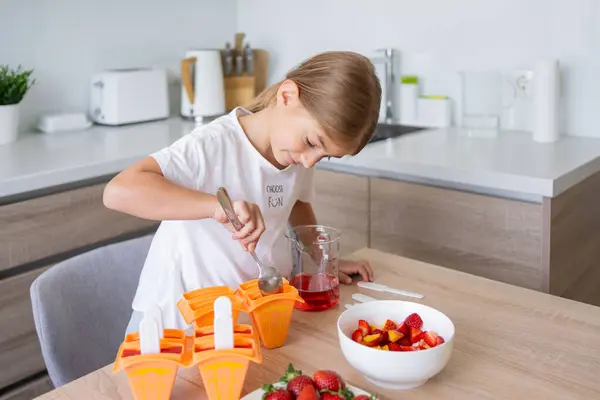Process Making Ice Cream Child Making Tasty Ice Lollipops Moulds — Stock Photo, Image