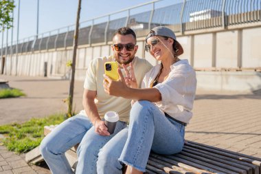 Çift, bağlanma ve telefon özçekimi yaz tatilinde, seyahat tatilinde ya da sosyal medya hafızasında