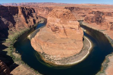 Colorado nehri derin kanyon at nalı kıvrımı, dik kayalıklardan manzara manzarası