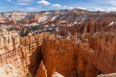 Güneşli bir günde Bryce Canyon Ulusal Parkı 'nda harika kaya oluşumları