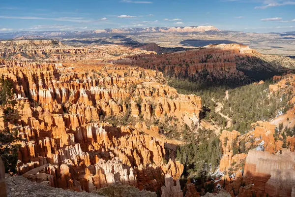 Güneşli bir günde Bryce Canyon Ulusal Parkı 'nda harika kaya oluşumları