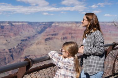 Anne ve kızı Büyük Kanyon 'un ana noktasında duruyor. Arizona Ulusal Parkı, ABD. 