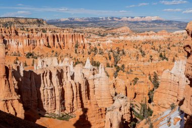 Güneşli bir günde Bryce Canyon Ulusal Parkı 'nda Hoodoo kayaları, güzel kaya oluşumları, güzel doğal manzara.