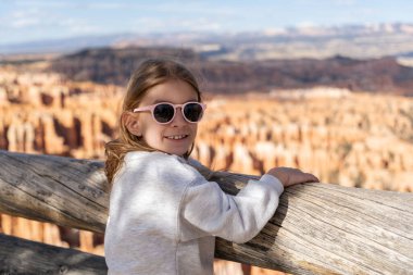 Çocuk dağın tepesinde durmuş güzel manzaraya bakıyor. Bryce Canyon Ulusal Parkı, Utah, ABD.