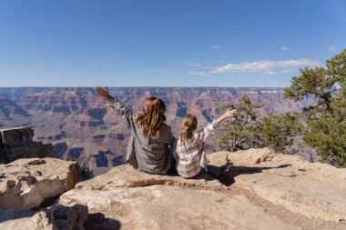 Ana ve kızı Arizona, ABD 'deki Grand Canyon Ulusal Parkı' nda.. 