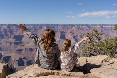 Ana ve kızı Arizona, ABD 'deki Grand Canyon Ulusal Parkı' nda.. 