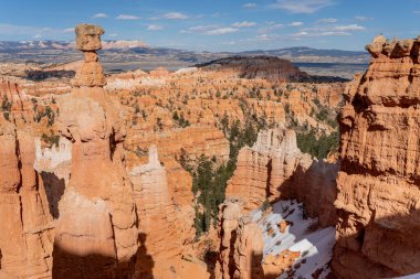 Güneşli bir günde Bryce Canyon Ulusal Parkı 'nda Hoodoo kayaları, güzel kaya oluşumları, güzel doğal manzara.