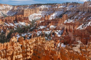 Güneşli bir günde Bryce Canyon Ulusal Parkı 'nda Hoodoo kayaları, güzel kaya oluşumları, güzel doğal manzara.