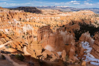 Güneşli bir günde Bryce Canyon Ulusal Parkı 'nda Hoodoo kayaları, güzel kaya oluşumları, güzel doğal manzara.