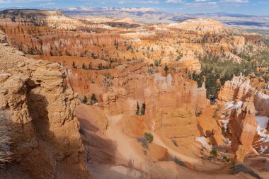 Güneşli bir günde Bryce Canyon Ulusal Parkı 'nda Hoodoo kayaları, güzel kaya oluşumları, güzel doğal manzara.