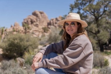 Joshua Tree 'yi keşfeden kadın, Kaliforniya Ulusal Parkı