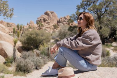 Joshua Tree 'yi keşfeden kadın, Kaliforniya Ulusal Parkı