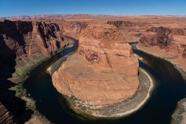 Colorado nehri derin kanyon at nalı kıvrımı, dik kayalıklardan manzara manzarası