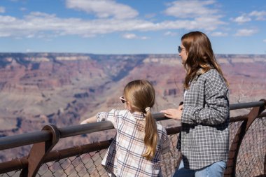 Anne ve kızı Büyük Kanyon 'un ana noktasında duruyor. Arizona Ulusal Parkı, ABD. 
