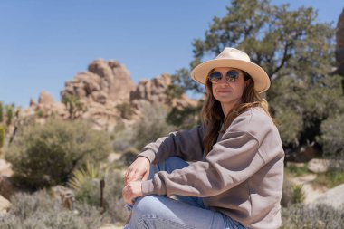 Joshua Tree 'yi keşfeden kadın, Kaliforniya Ulusal Parkı
