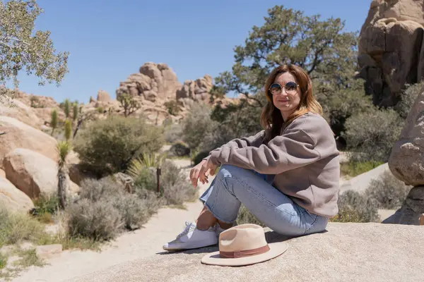 Joshua Tree 'yi keşfeden kadın, Kaliforniya Ulusal Parkı