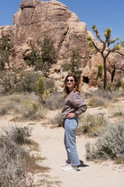 Joshua Tree 'yi keşfeden kadın, Kaliforniya Ulusal Parkı