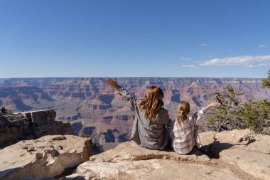 Ana ve kızı Arizona, ABD 'deki Grand Canyon Ulusal Parkı' nda.. 