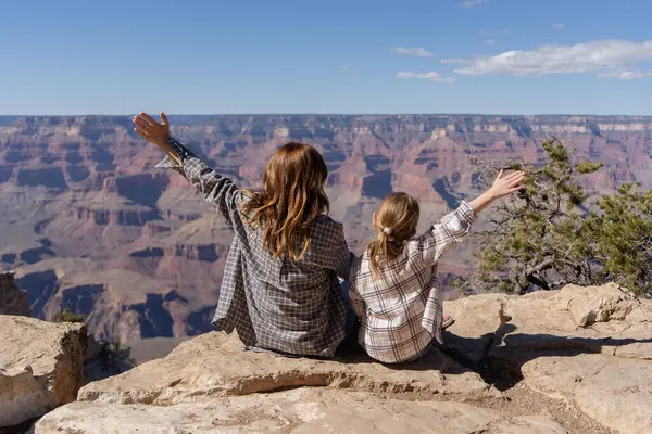 Ana ve kızı Arizona, ABD 'deki Grand Canyon Ulusal Parkı' nda.. 