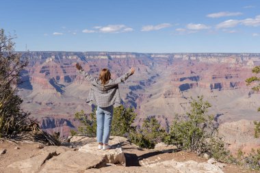 Arizona 'daki Büyük Kanyon' da bir kadın.. 