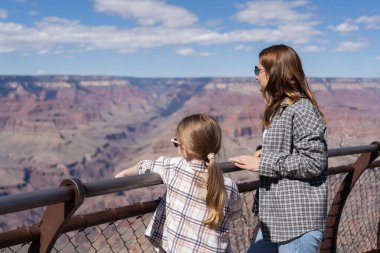 Anne ve kızı Büyük Kanyon 'un ana noktasında duruyor. Arizona Ulusal Parkı, ABD. 