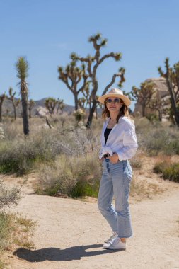 Joshua Tree 'yi keşfeden kadın, Kaliforniya Ulusal Parkı