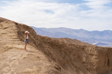 Death Valley Ulusal Parkı, ABD 'deki turist çocuk. 