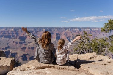Ana ve kızı Arizona, ABD 'deki Grand Canyon Ulusal Parkı' nda.. 