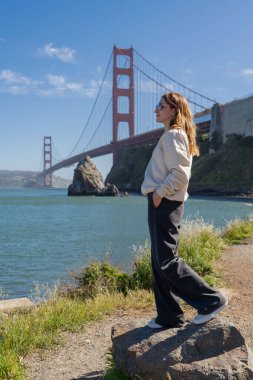 Altın Kapı 'nın zevkini çıkaran kadın