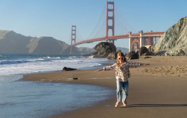 California plajında eğlenen bir çocuk.