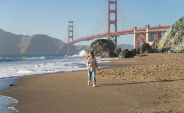 California plajında eğlenen bir çocuk.