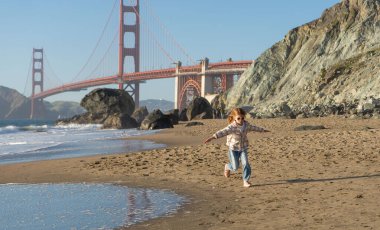California plajında eğlenen bir çocuk.
