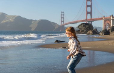 California plajında eğlenen bir çocuk.