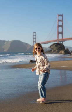 California plajında eğlenen bir çocuk.