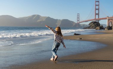 California plajında eğlenen bir çocuk.
