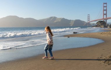 California plajında eğlenen bir çocuk.