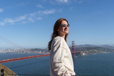 Altın Kapı 'nın zevkini çıkaran kadın