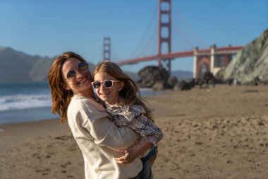 Anne ve kızı San Francisco sahilinde eğleniyor, kadınlara odaklanıyor..