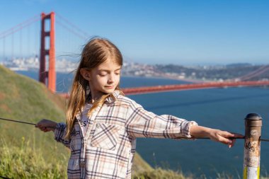 Çocuk Altın Kapı 'nın keyfini çıkarıyor.
