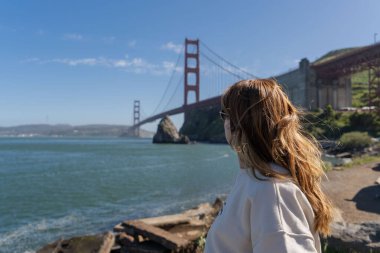 Altın Kapı 'nın zevkini çıkaran kadın