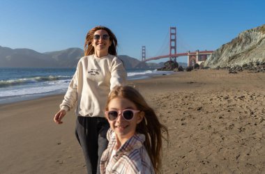 Anne ve kızı San Francisco sahilinde eğleniyor, kadınlara odaklanıyor..