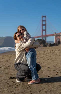 Anne ve kızı San Francisco sahilinde eğleniyor.. 