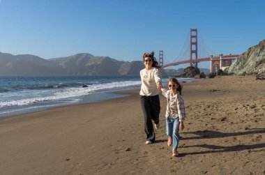 Anne ve kızı San Francisco sahilinde eğleniyor, kadınlara odaklanıyor..