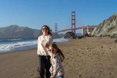 Anne ve kızı San Francisco sahilinde eğleniyor, kadınlara odaklanıyor..