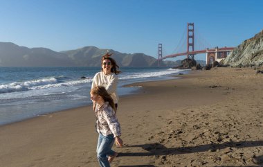 Anne ve kızı San Francisco sahilinde eğleniyor, kadınlara odaklanıyor..