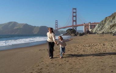 Anne ve kızı San Francisco sahilinde eğleniyor, kadınlara odaklanıyor..