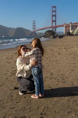 Anne ve kızı San Francisco sahilinde eğleniyor.. 