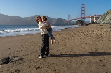 Anne ve kızı San Francisco sahilinde eğleniyor, kadınlara odaklanıyor..