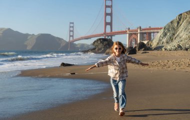 California plajında eğlenen bir çocuk.