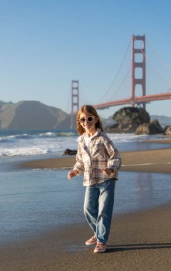 California plajında eğlenen bir çocuk.